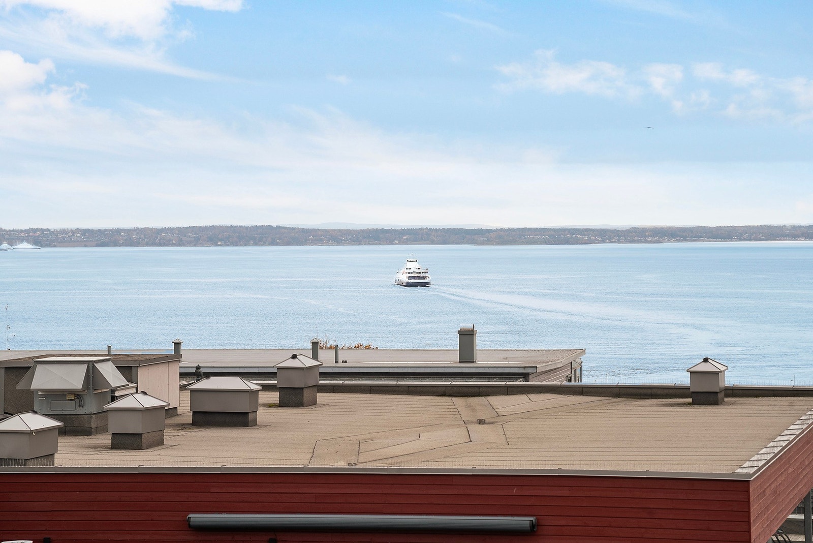 Fra balkongen er det fantastisk utsikt utover Oslofjorden hvor en kan følge med på alt av båttrafikk som seiler forbi Galleribilde