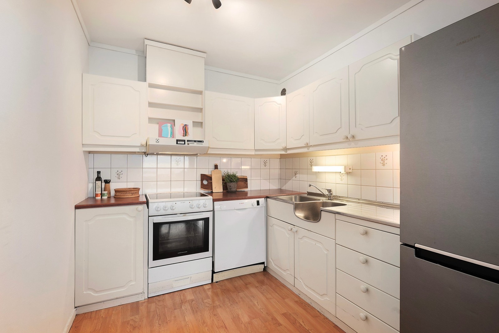 Overflatene viser normal bruksslitasje, og kjøkkenet fungerer godt som det er, men gir også muligheter for oppgradering etter egen smak Galleribilde