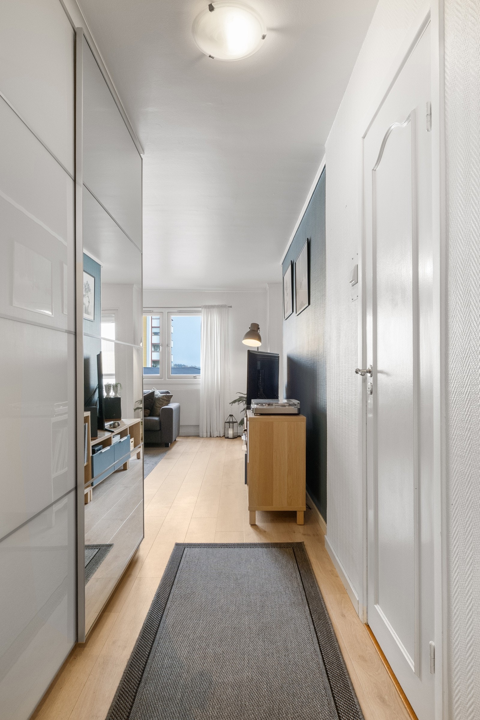 Entre med skyvedørsgarderobe Galleribilde