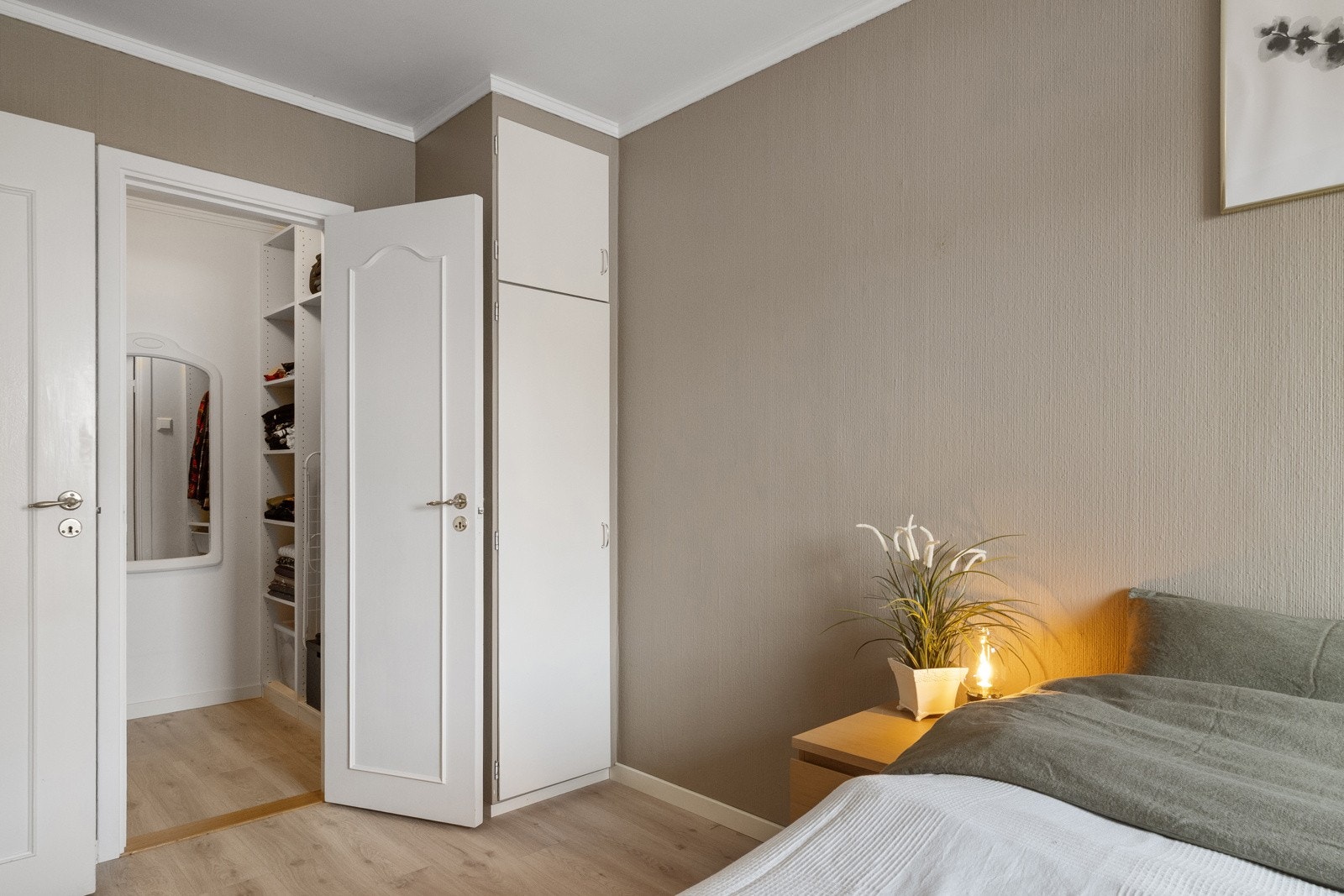 Soverom med inngang til walk-in Galleribilde