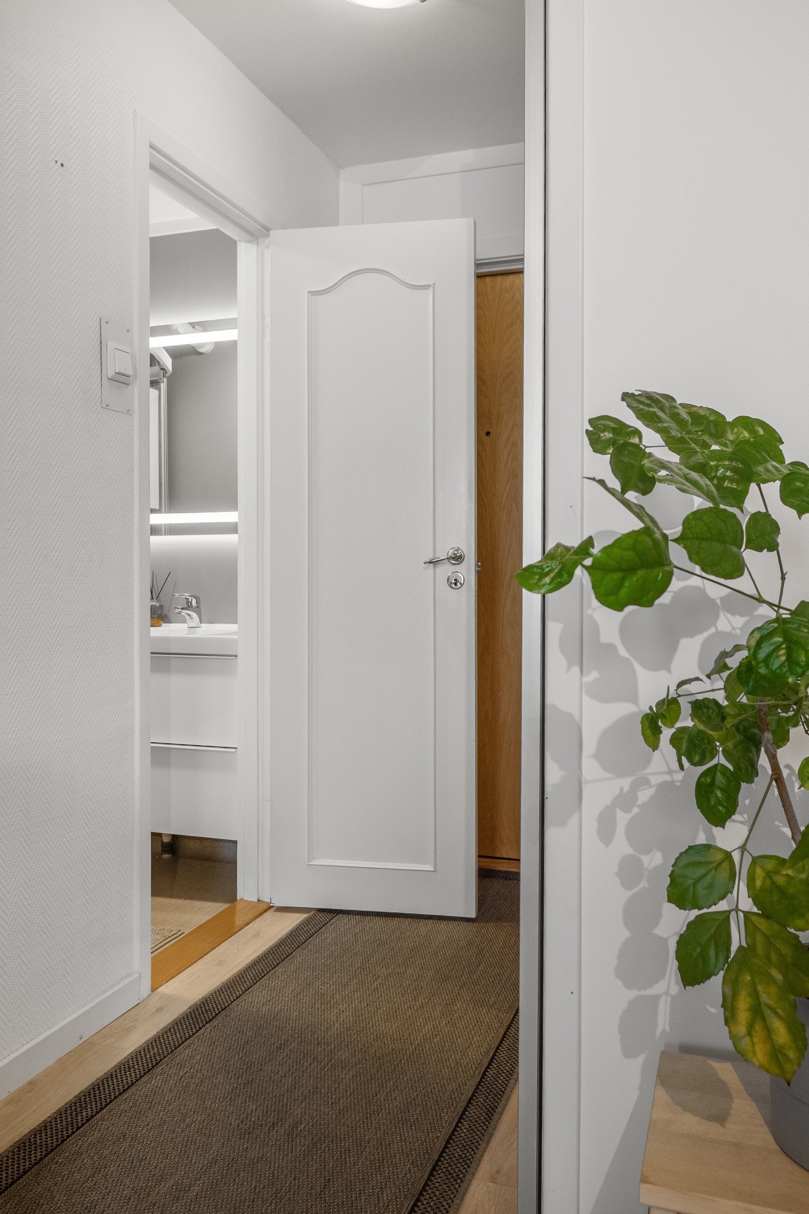Gang med skyvedørsgarderobe Galleribilde