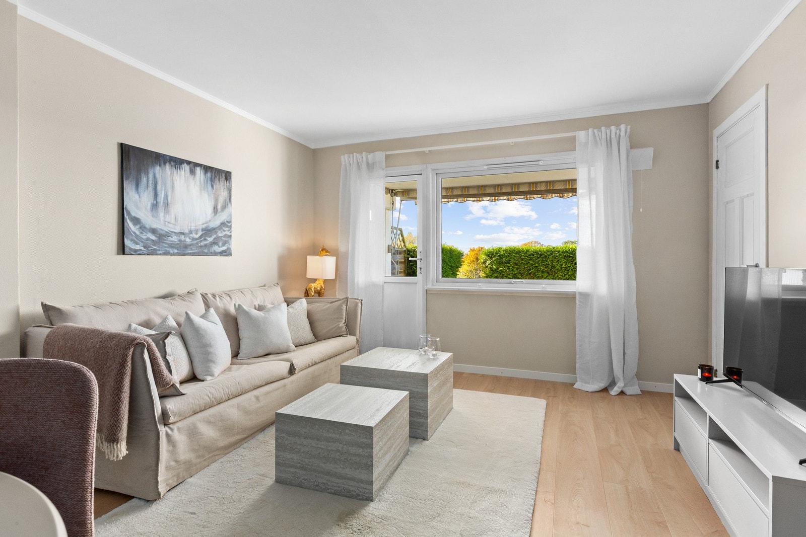 Det er utgang til markterrasse og plen. Galleribilde