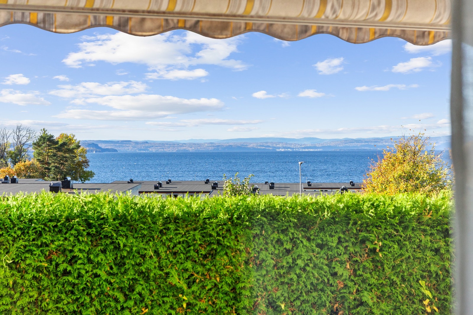 Uteområdet er oppgradert med en nybeiset markterrasse, og det er lagt gress på resterende del av hageområdet. Galleribilde