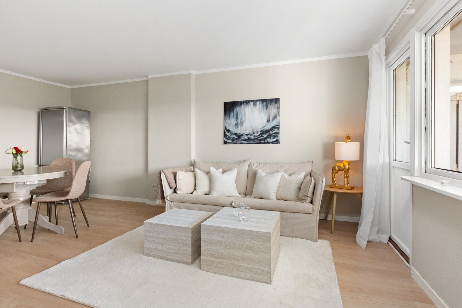 Kjøkken er flyttet ut i del av stue og et soverom er laget der kjøkken opprinnelig var. Galleribilde