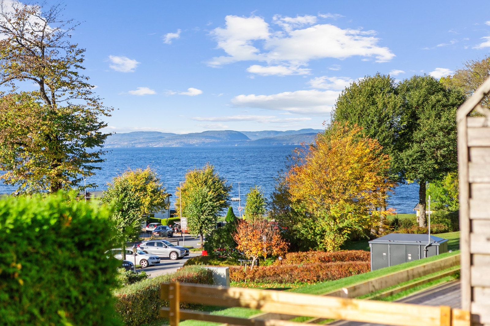 Leiligheten er beliggende på vakre Refsnes på Jeløy og har fantastisk utsikt over fjorden. Galleribilde