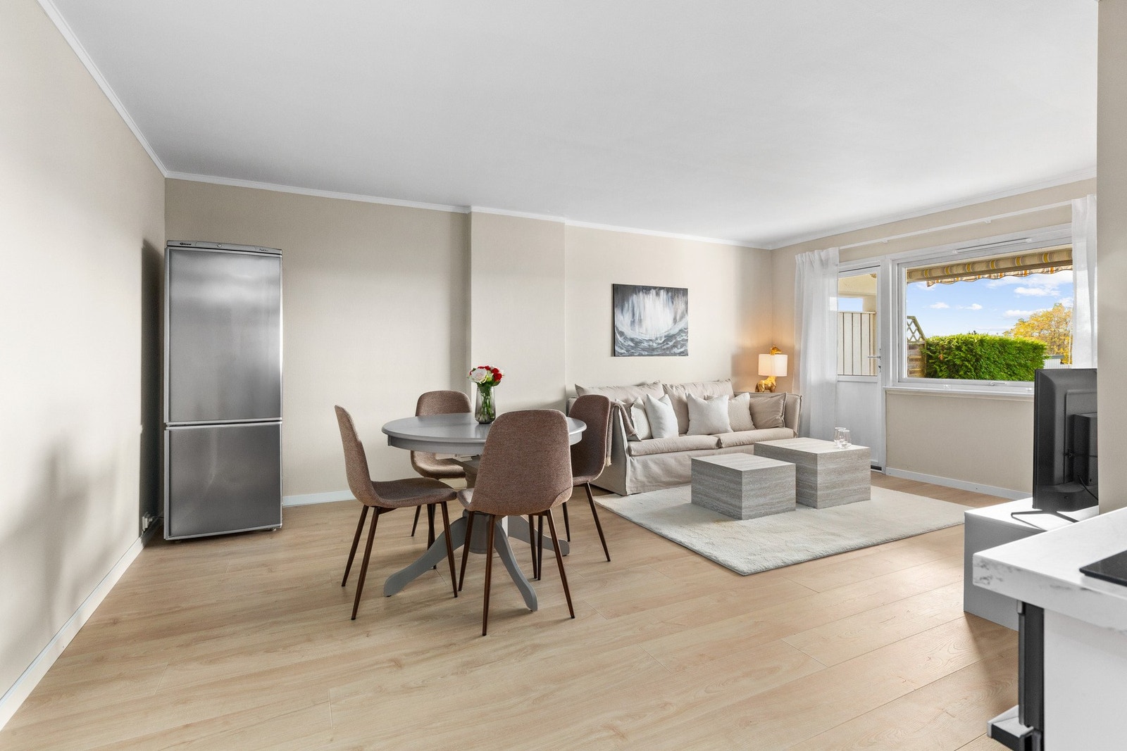 Stuen har plass til en sittegruppe, og utenfor kjøkkenet er det rom for spiseplass med bord og stoler. Galleribilde