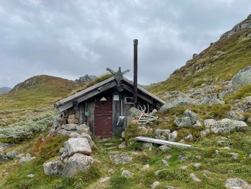 Denne steinhytta ligger ved Reinstjønn, den er åpen for alle som vil søke ly Galleribilde