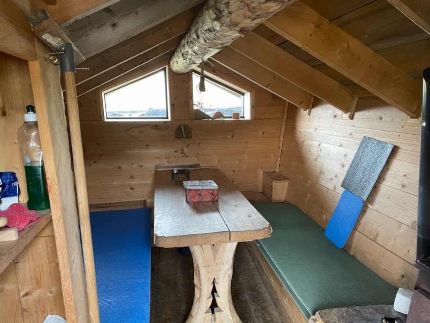 Inne fra steinhytta Galleribilde