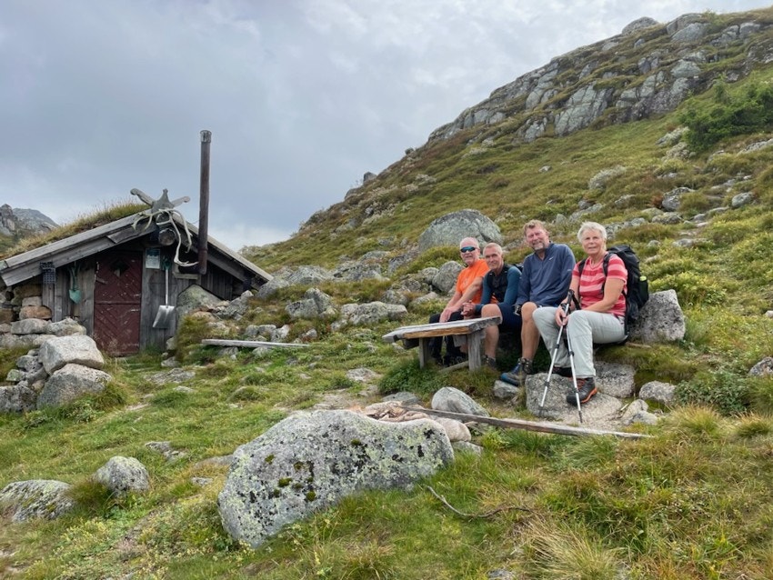 Stopp ved steinbua er populært som eget turmål eller på veg til Vehuskjerringa Galleribilde