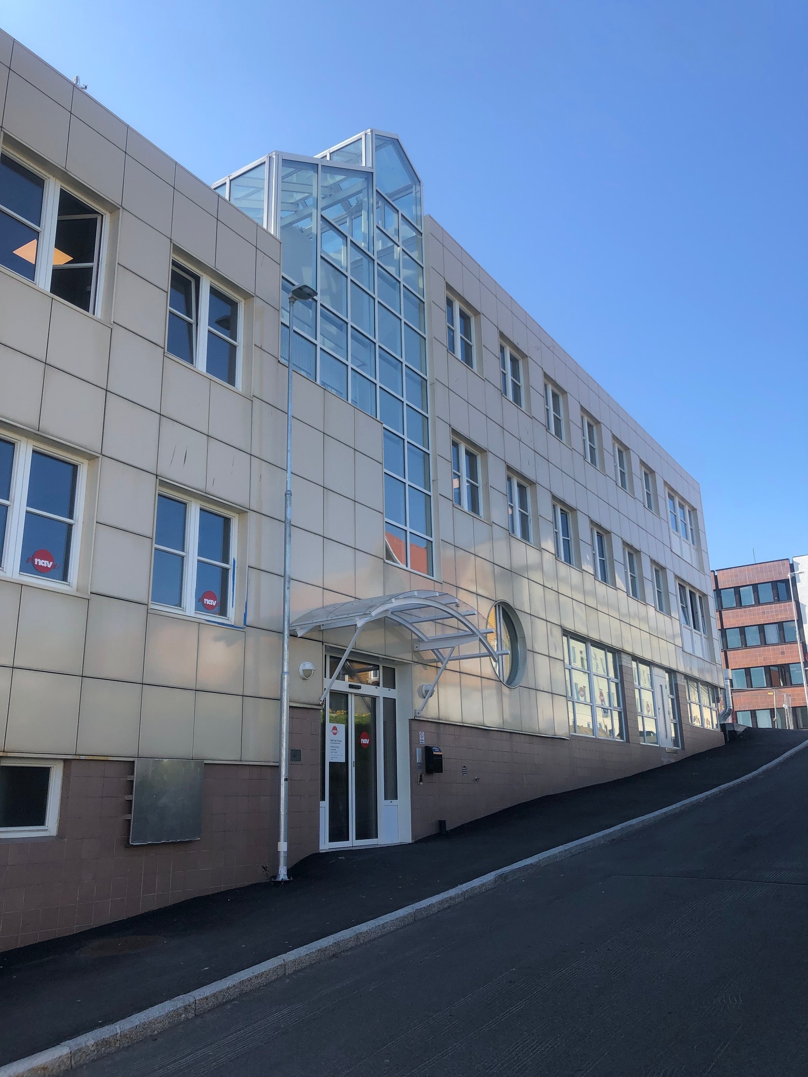 Flott fasade og lett tilgang til bygget og øvrige byfasiliteter, slik som Bysenteret i nabogården og Generalhagen på andre siden av bygget. Galleribilde