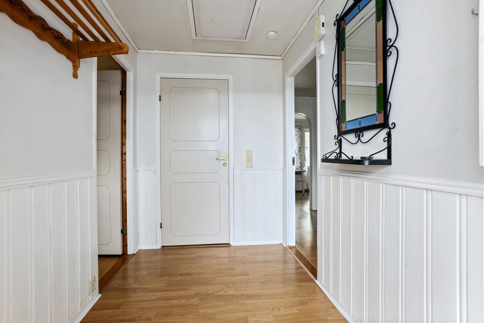 Gang med plass til skap, knagger og skohylle. Galleribilde