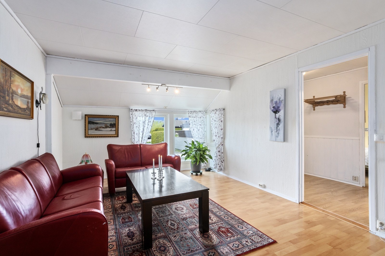 Lys og hyggelig med innslipp av naturlig lys. Galleribilde
