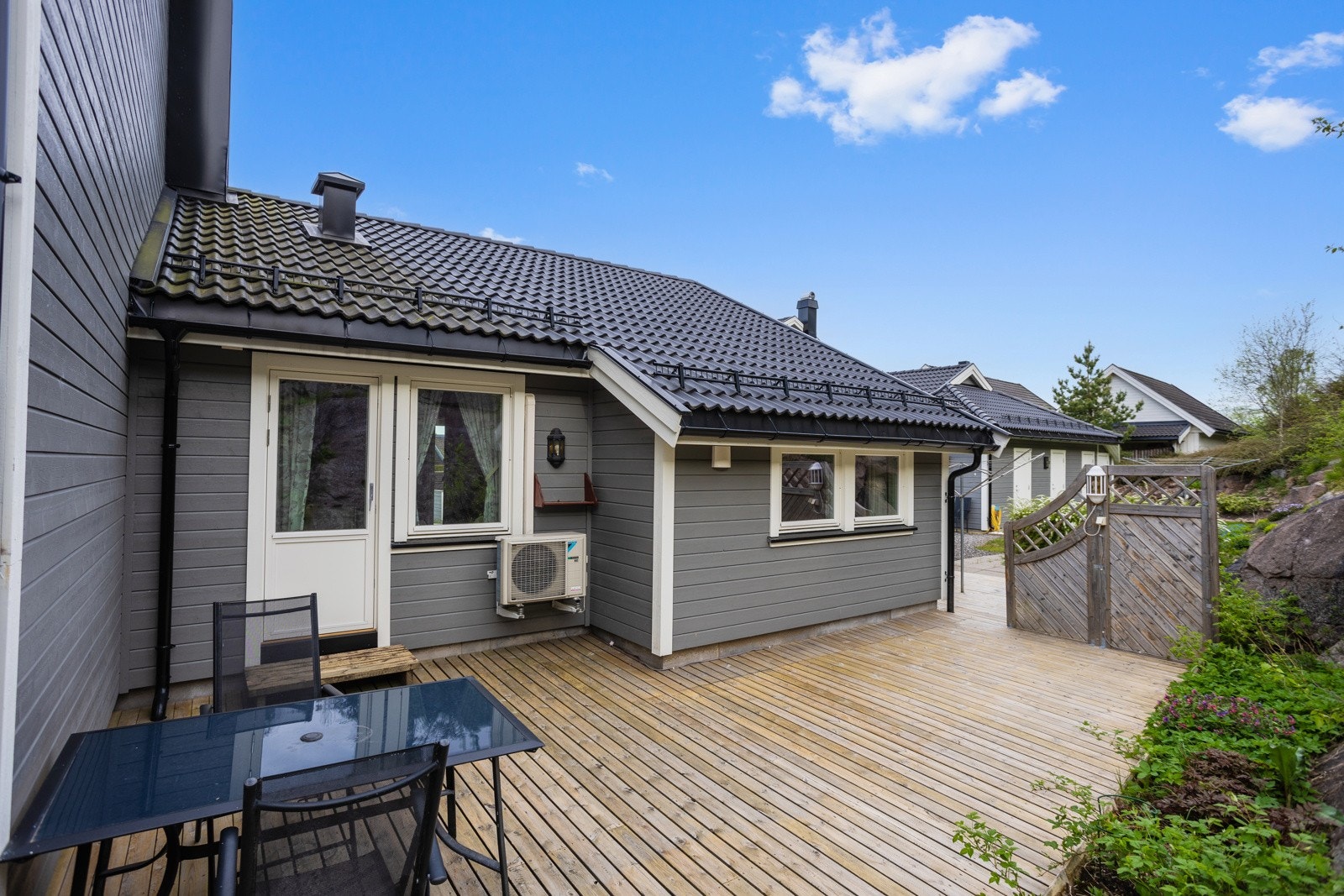 Vestvendt terrasse ved ytterdøren på ca. 28 m². Galleribilde