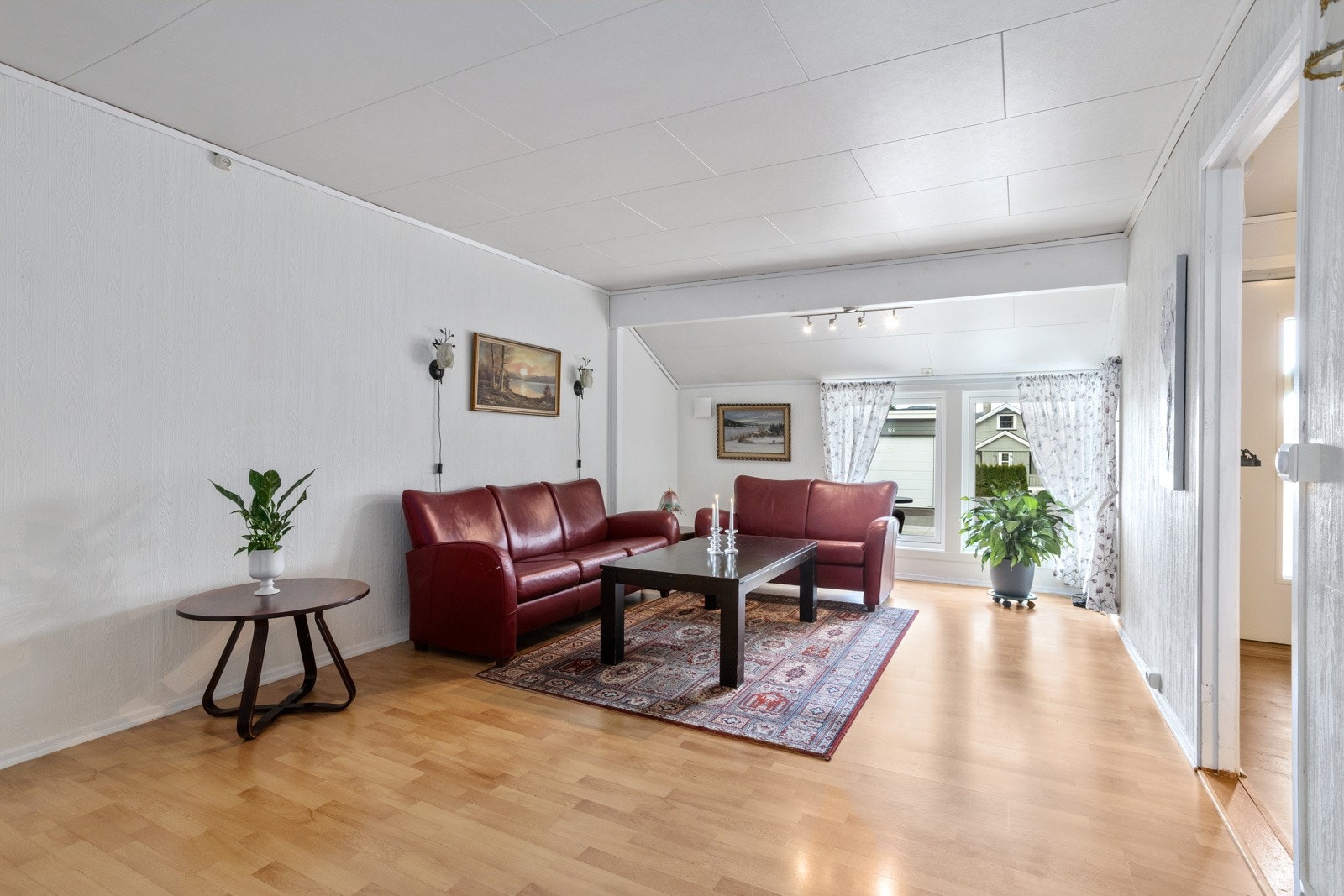 Stue med plass til sofa og spisebord. Galleribilde