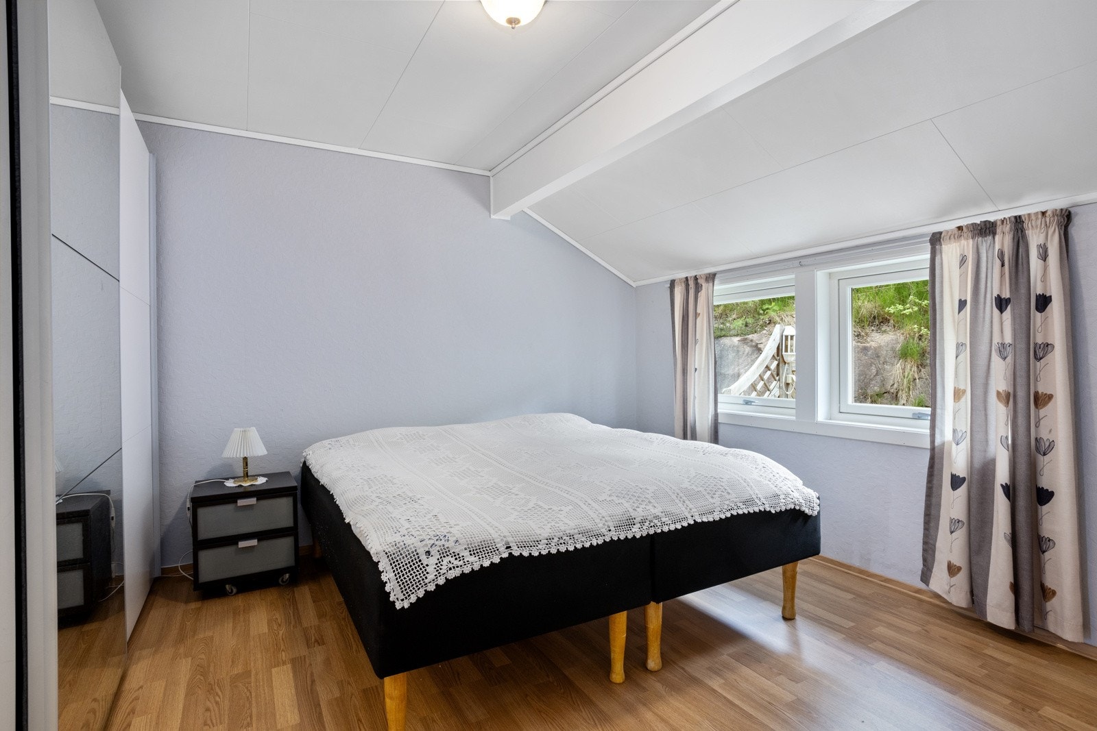 Hovedsoverom med garderobeskap og plass til dobbeltseng. Galleribilde