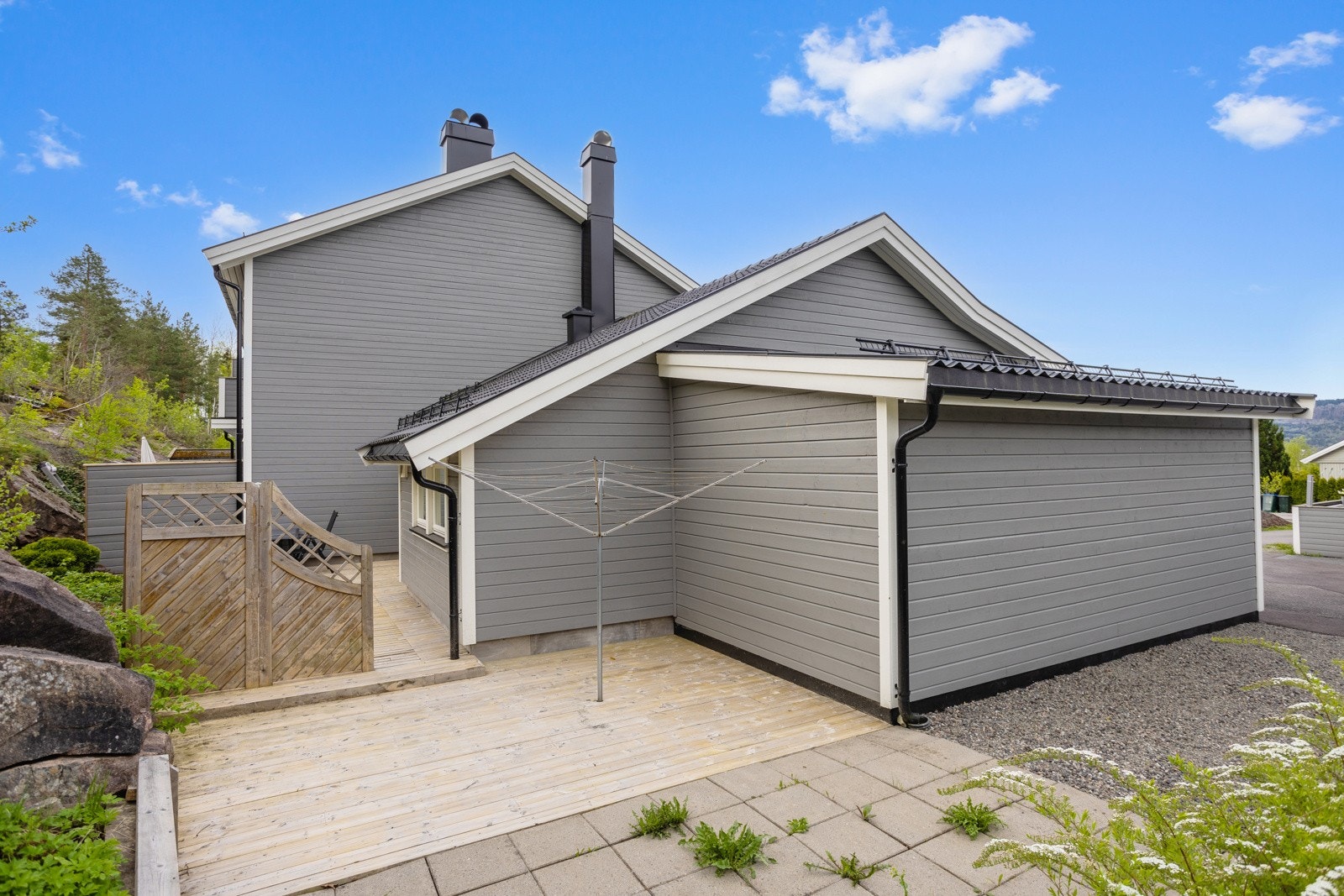 Leiligheten har to solrike uteplasser på hele 68m². Skjermet terrasse bak huset med lite innsyn. Galleribilde
