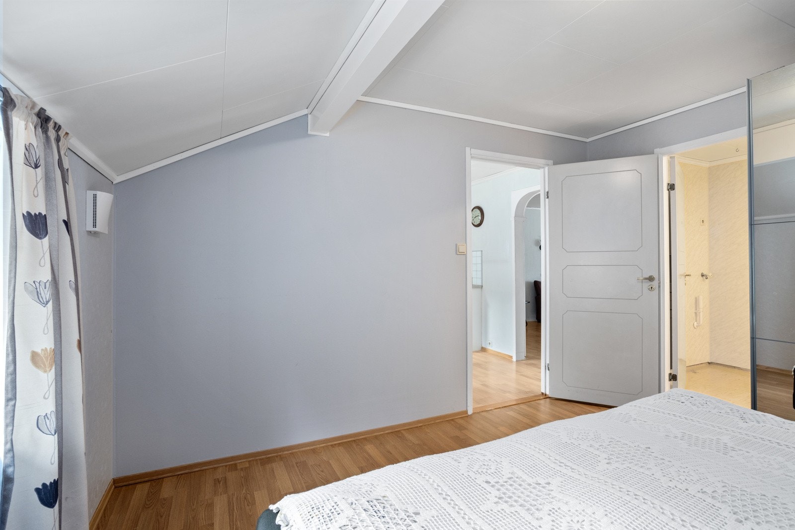 Fra soverommet er det direkte adkomst inn til badet. Galleribilde
