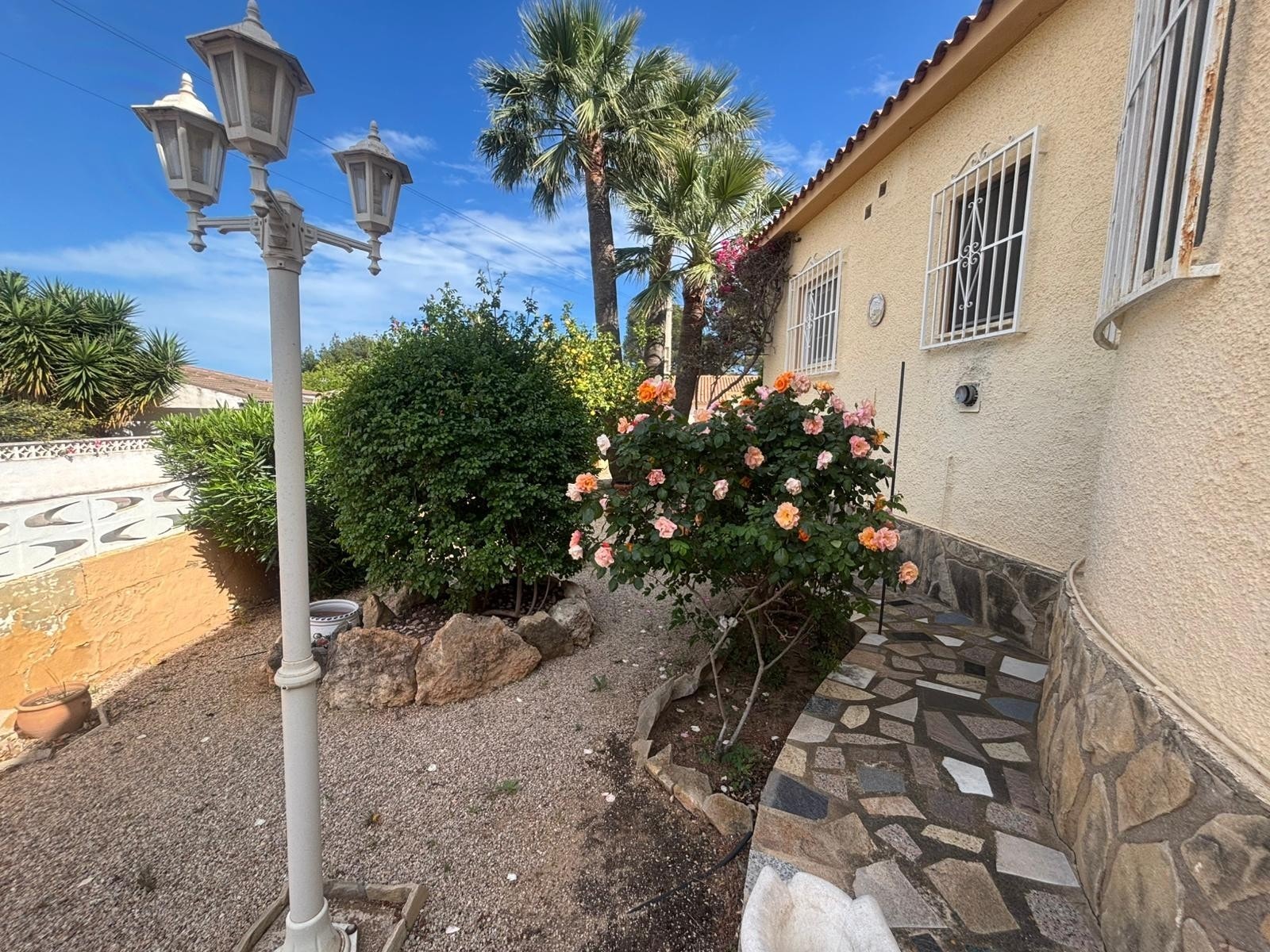 Et stenkast fra den norske skolen gjør denne boligen til en sikker investering Galleribilde