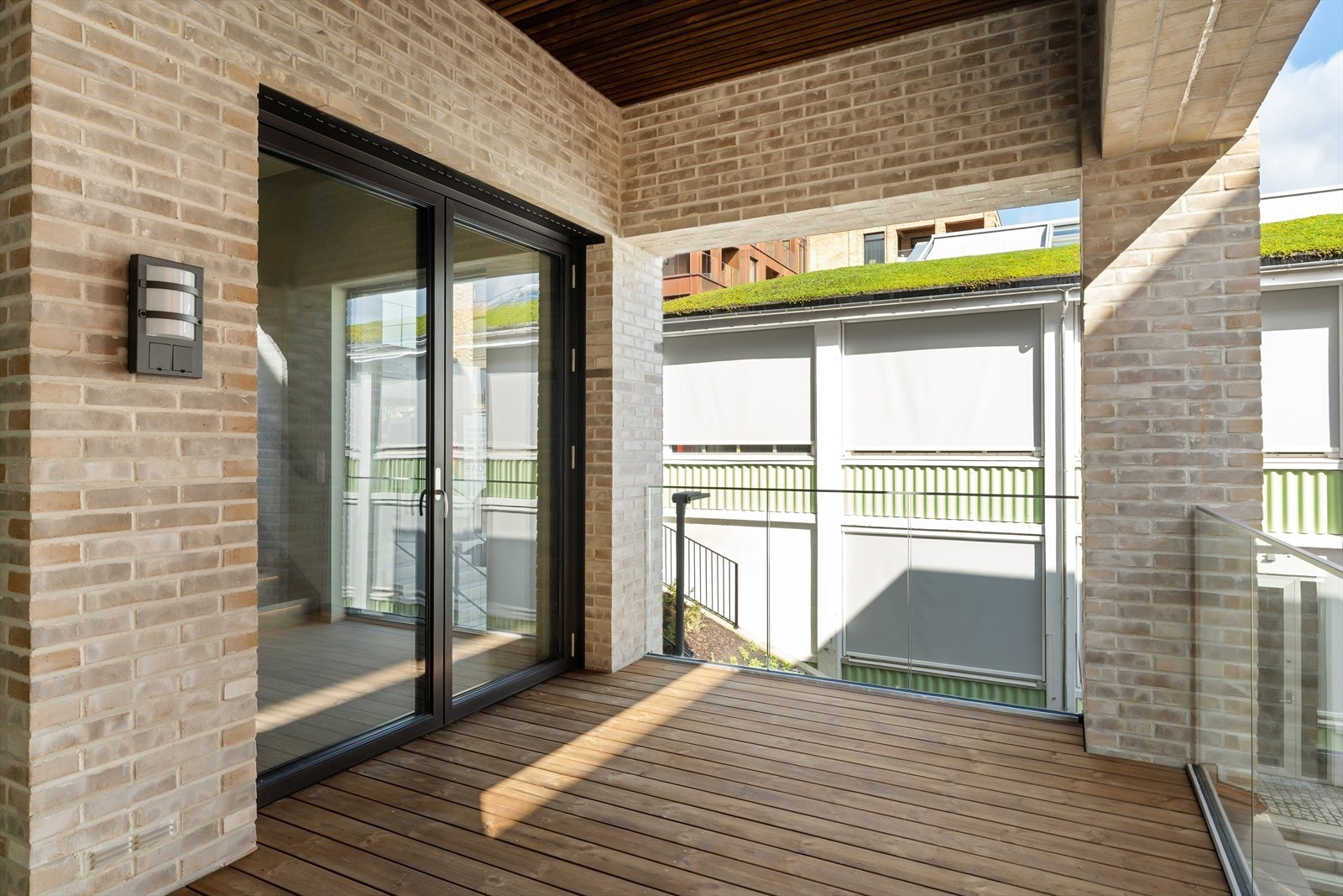 Fra spisestuen har man utgang til en av leilighetens to usjenerte balkonger Galleribilde