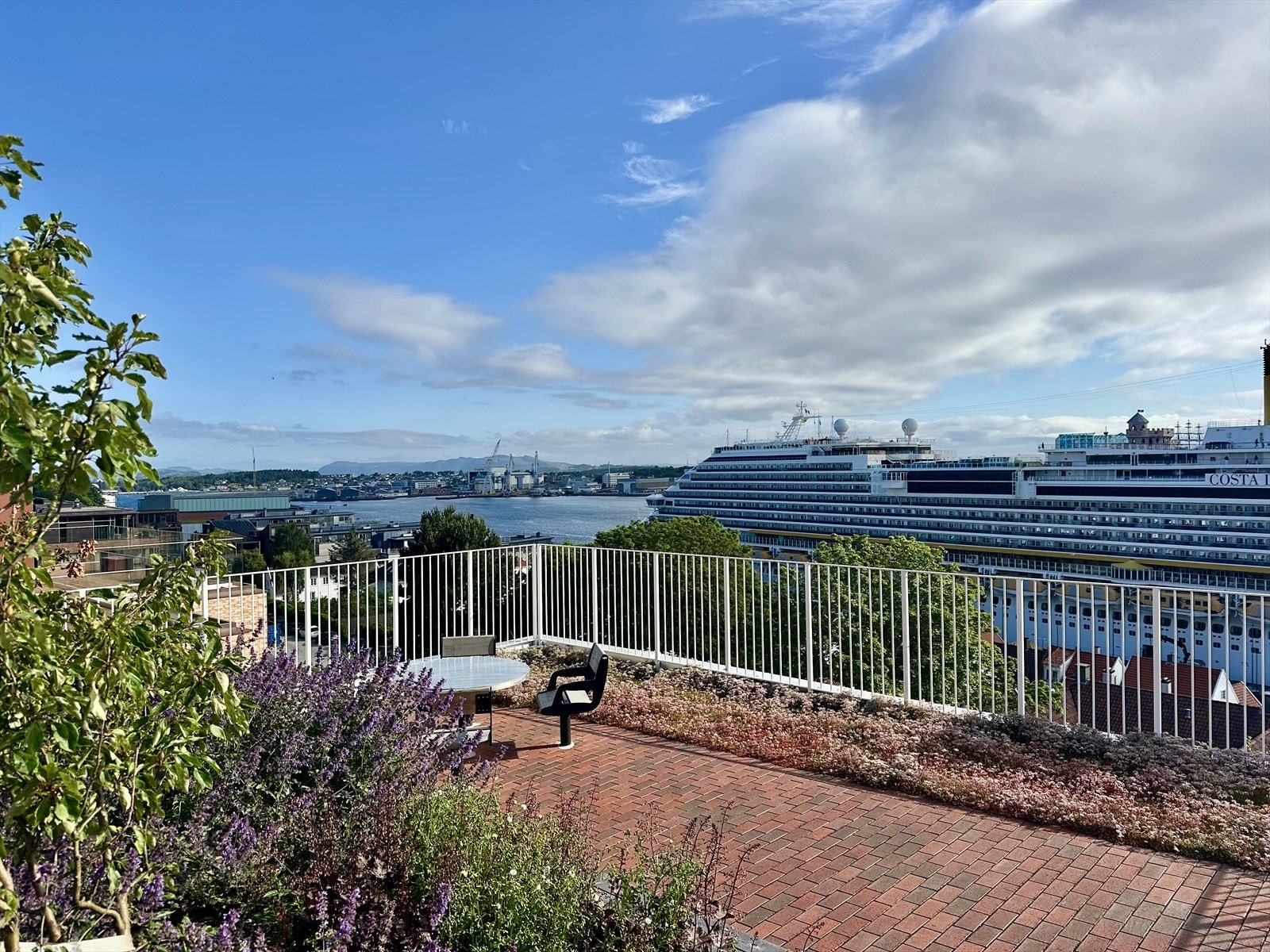 Spektakulær takterrasse på den rehabiliterte bilhallen Galleribilde