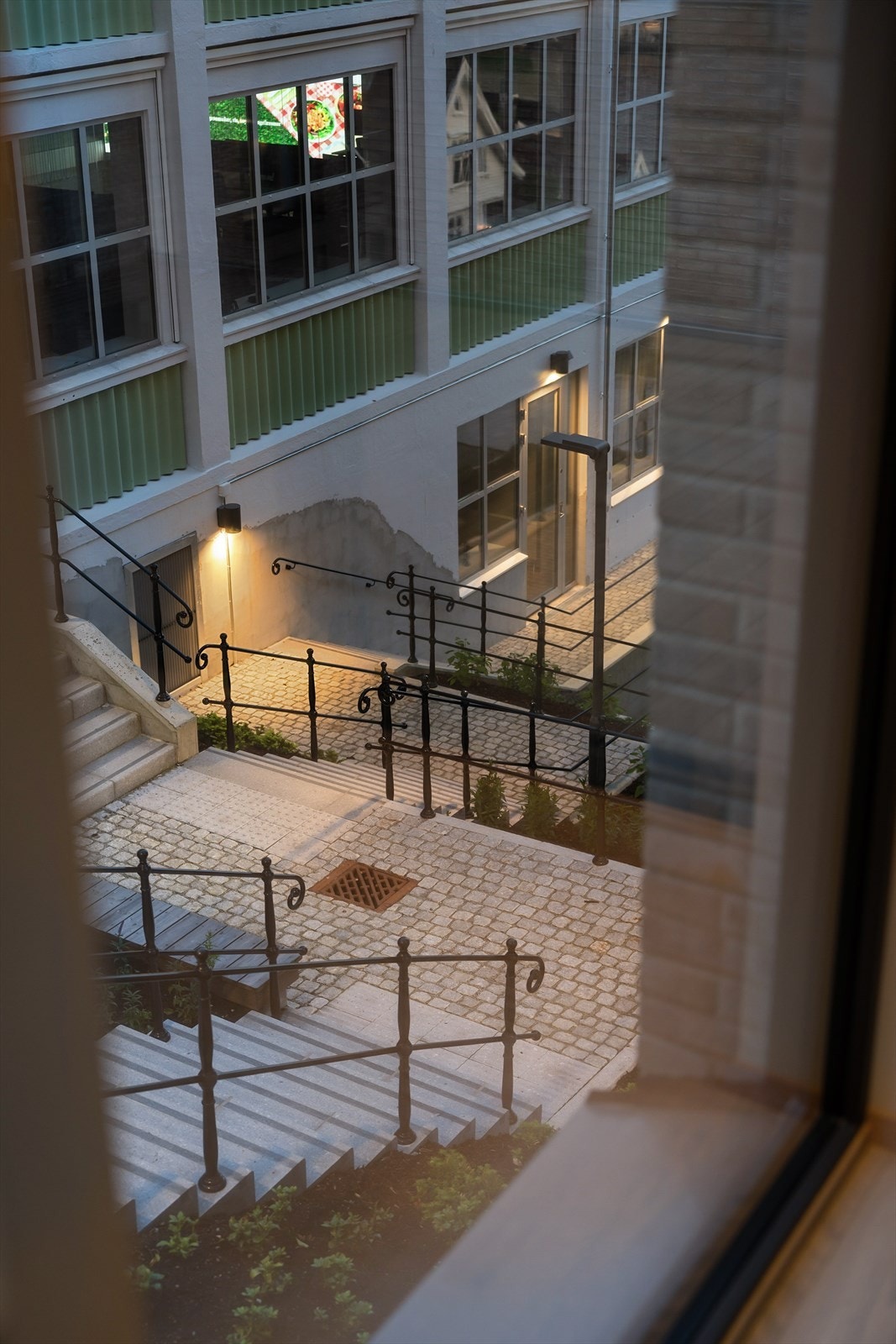 Uteområdet har nøye planlagte grøntarealer og beplantning, gatetun og lekeplass som gir et hyggelig nærmiljø Galleribilde