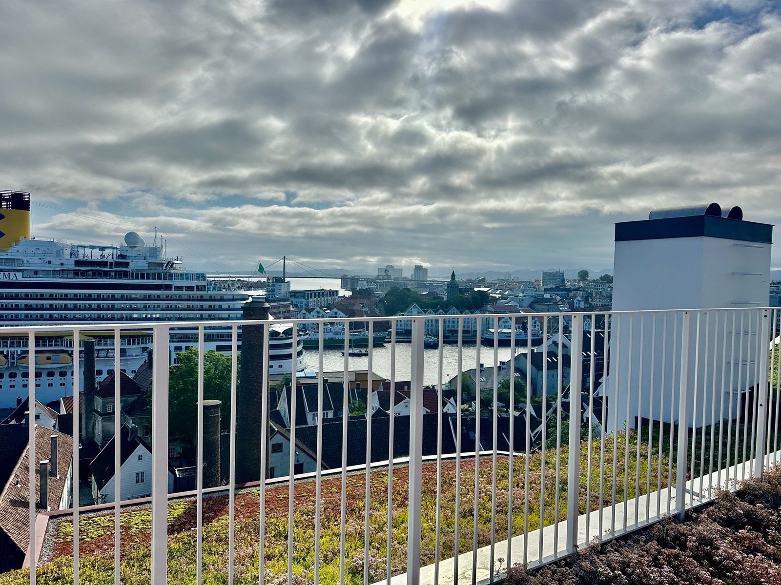 Her er det bare å nyte den flotte panoramautsikten over Ryfylke og Vågen Galleribilde