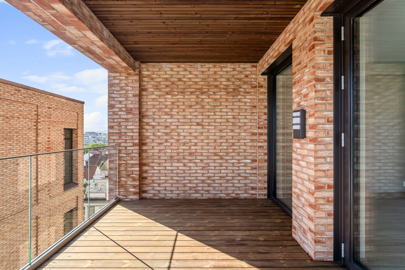 Fra stuen har man utgang til en luftig balkong Galleribilde