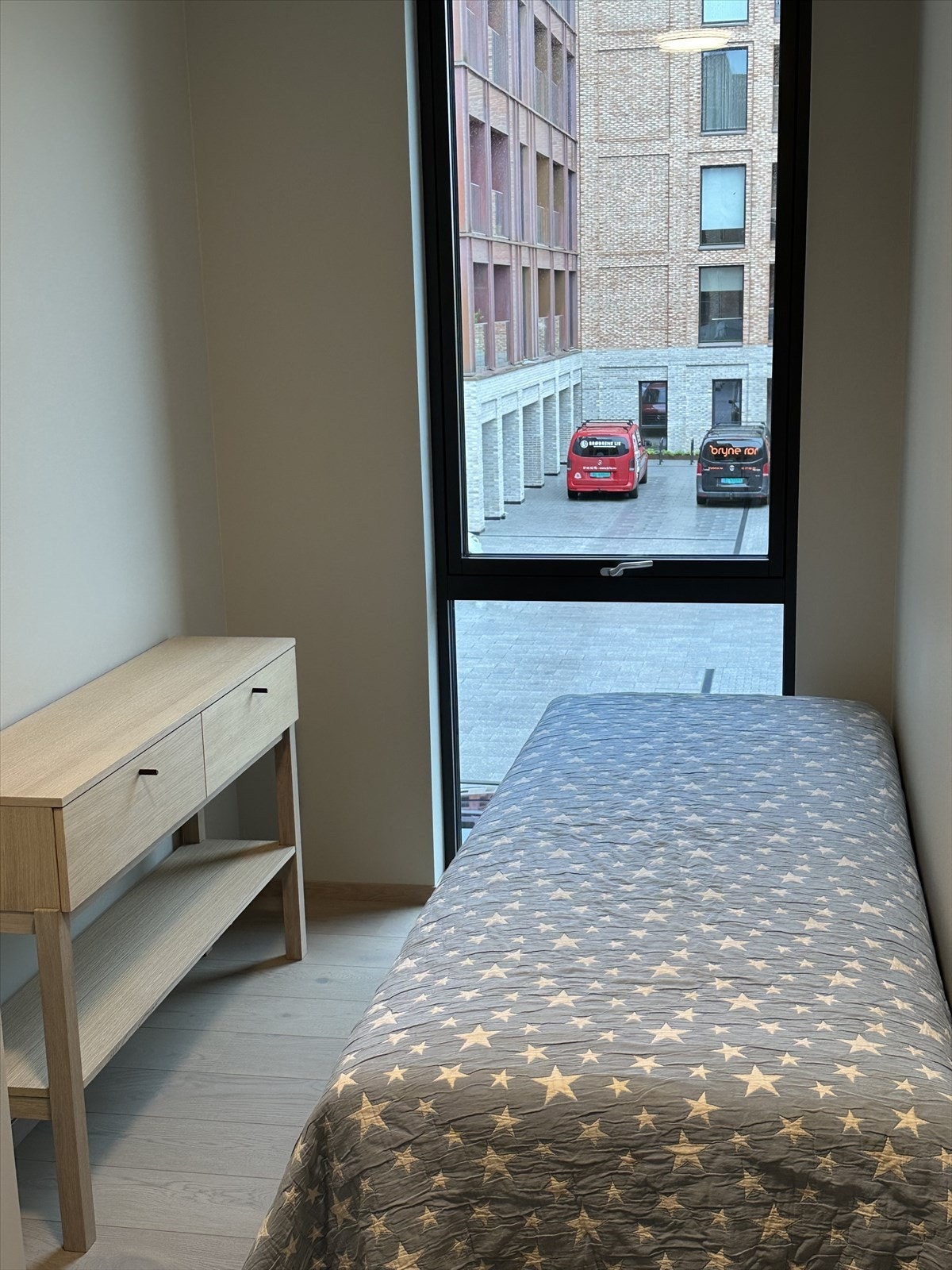 På soverom ll har man plass til seng og garderobeskap Galleribilde