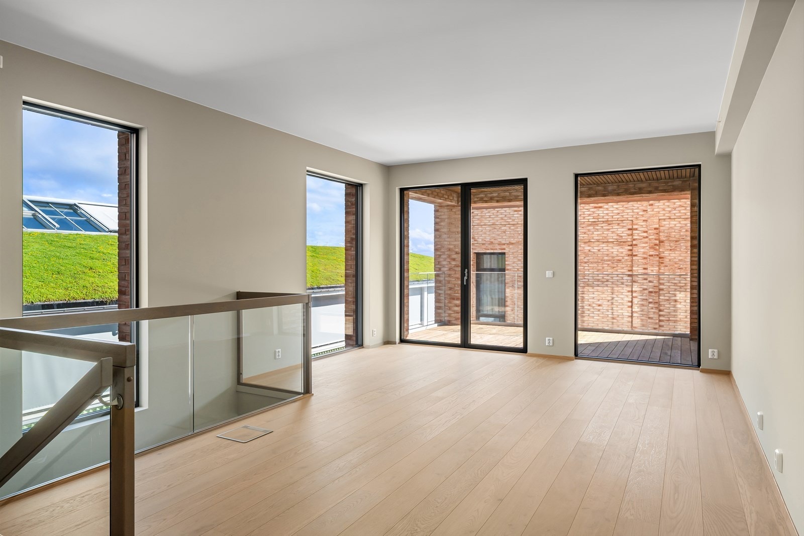 Romslig og lys stue med god plass til flere sittegrupper. Gode vindusflater som gir rikelig med naturlig lys Galleribilde