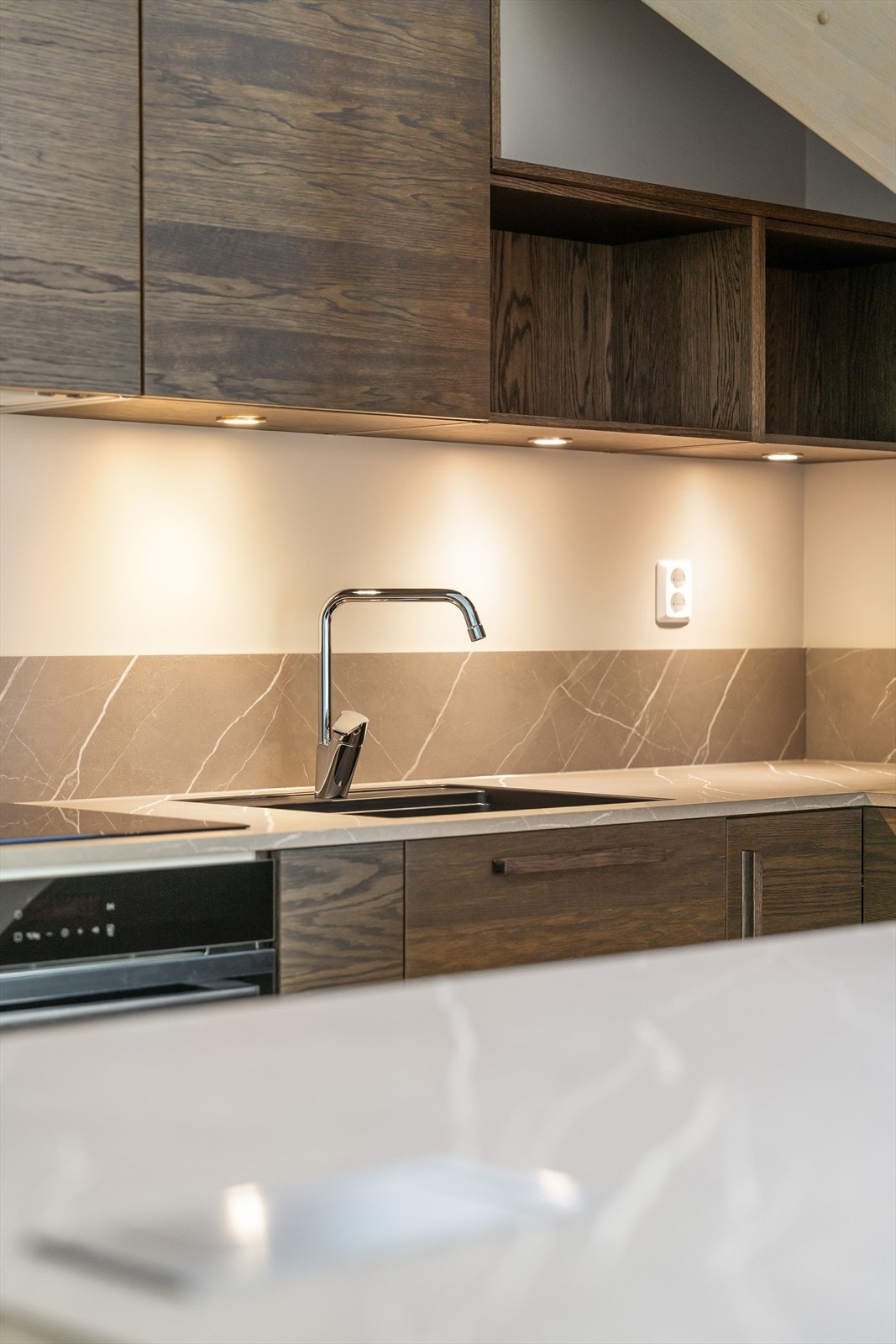 Kjøkkenet har god skap- og benkeplass og integrerte hvitevarer Galleribilde