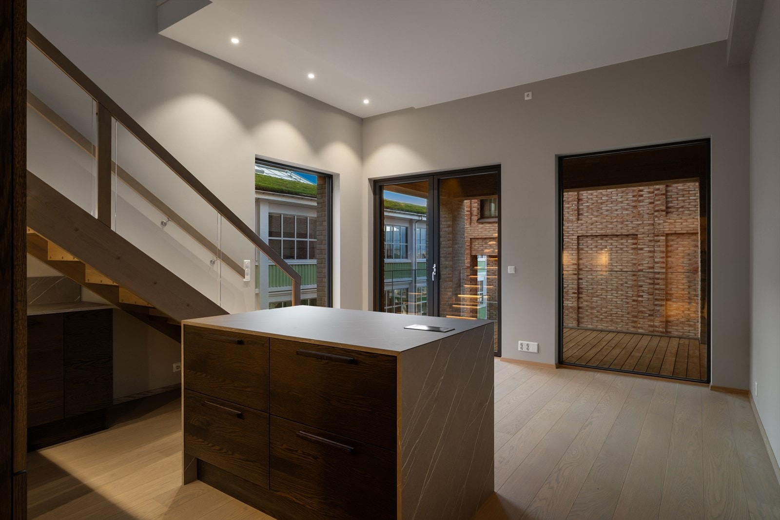 Praktisk kjøkkenøy som skiller kjøkkenet og allrommet/spisestuen Galleribilde