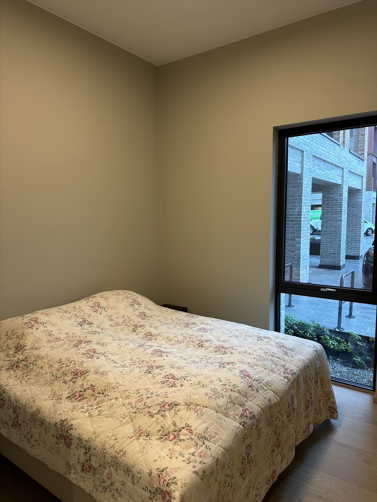 God plass til dobbeltseng og garderobeskap Galleribilde