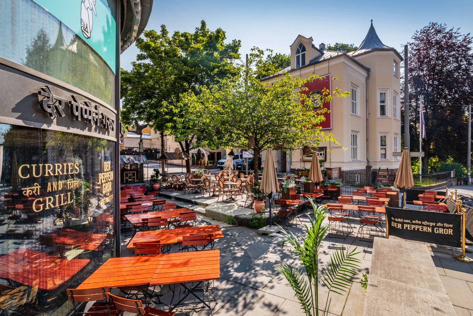 Stor og solrik uteservering Galleribilde