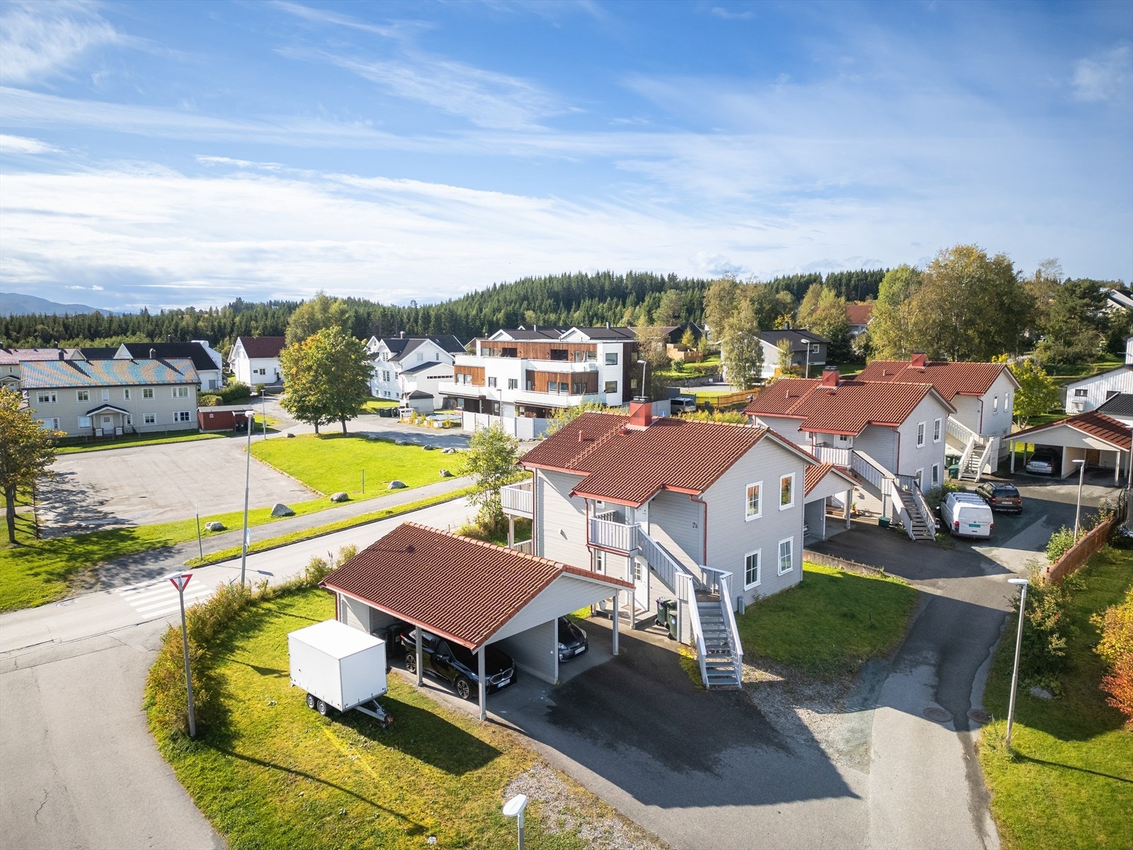 Boligen ligger i et stille og familievennlig boligfelt sentralt på Tiller. Området er et veletablert og området består av ulike familieboliger og leiligheter. Galleribilde