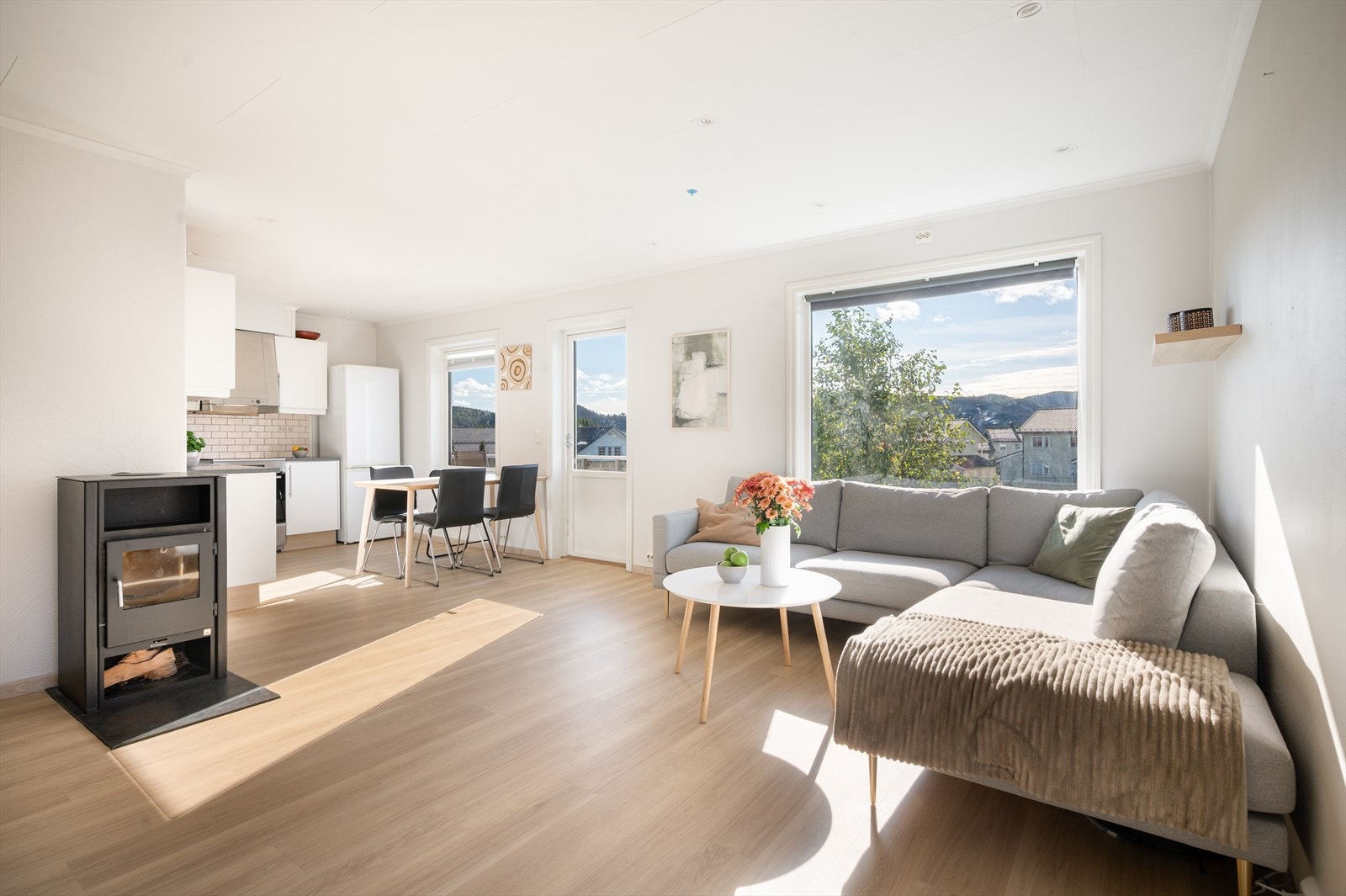 Den horisontaldelte tomannsboligen er på 65 kvm og ligger i byggets 2. etasje. Boligen inneholder bl.a. entrè, stue/kjøkken, to soverom og innvendig bod. Galleribilde