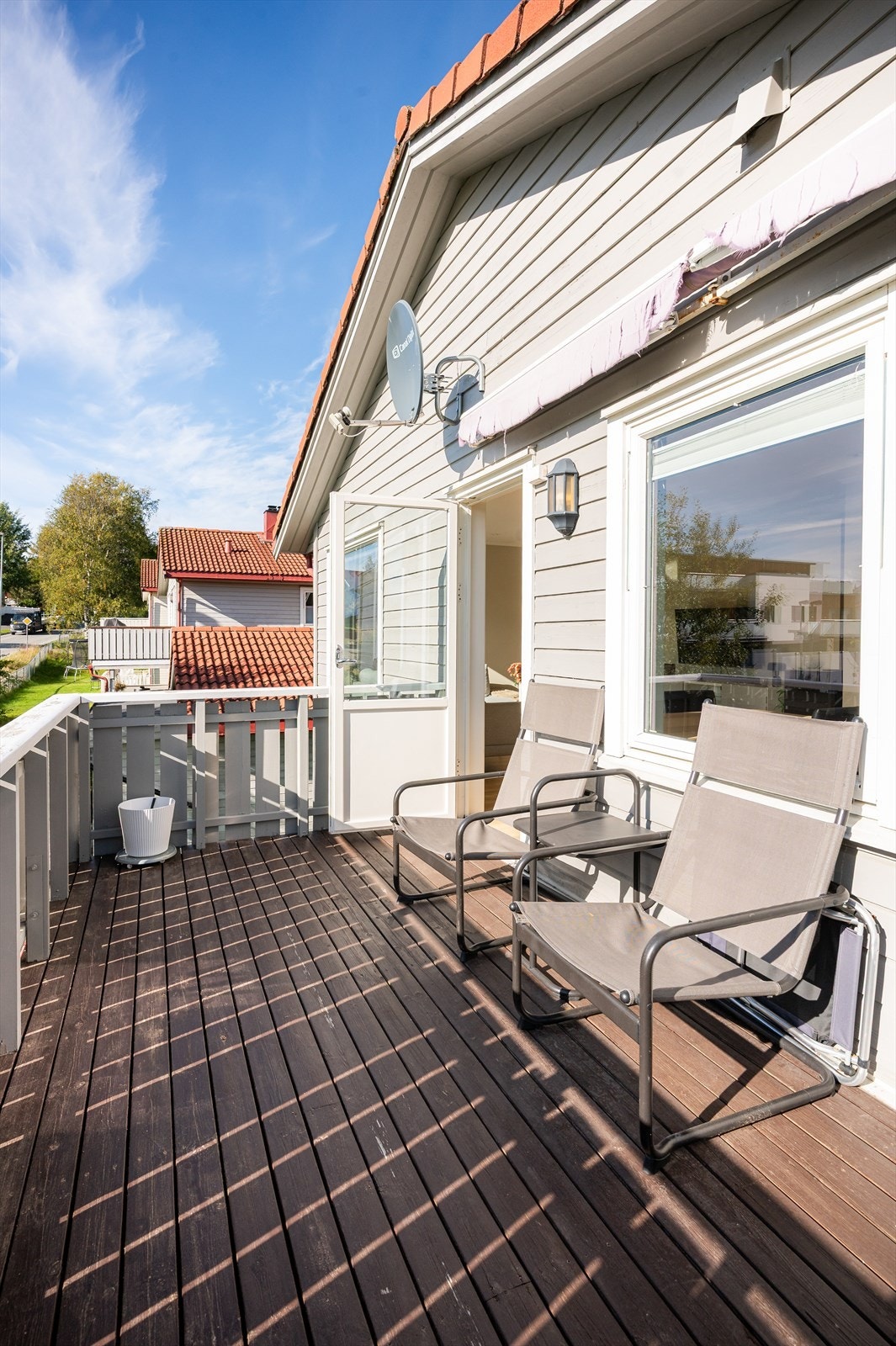 Fra stuen/kjøkkenet har man direkte utgang til en sørvendt balkong. Galleribilde