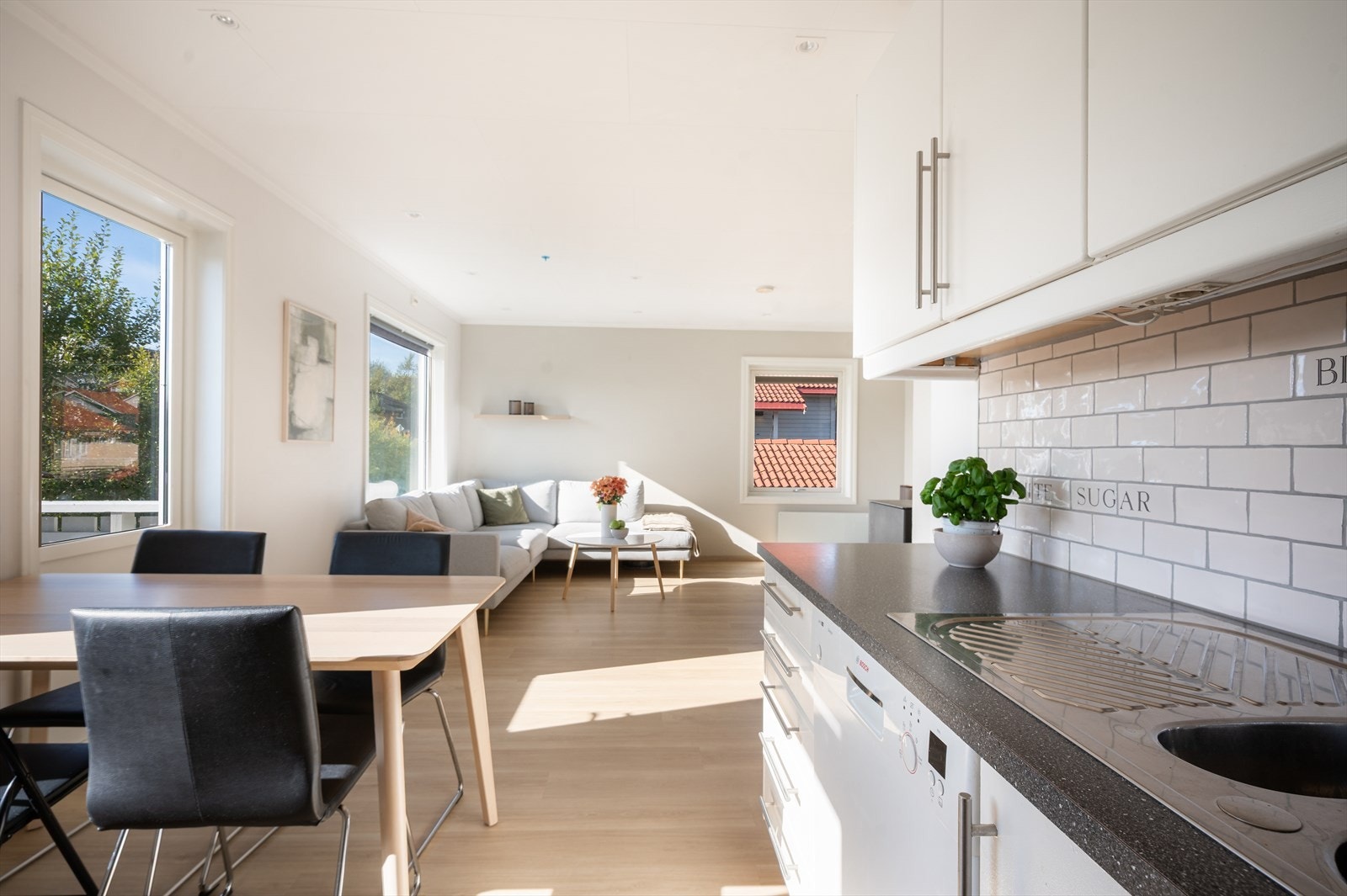 Stue/kjøkken har åpen løsning og danner et luftig all-room på 28,5 kvm. Galleribilde