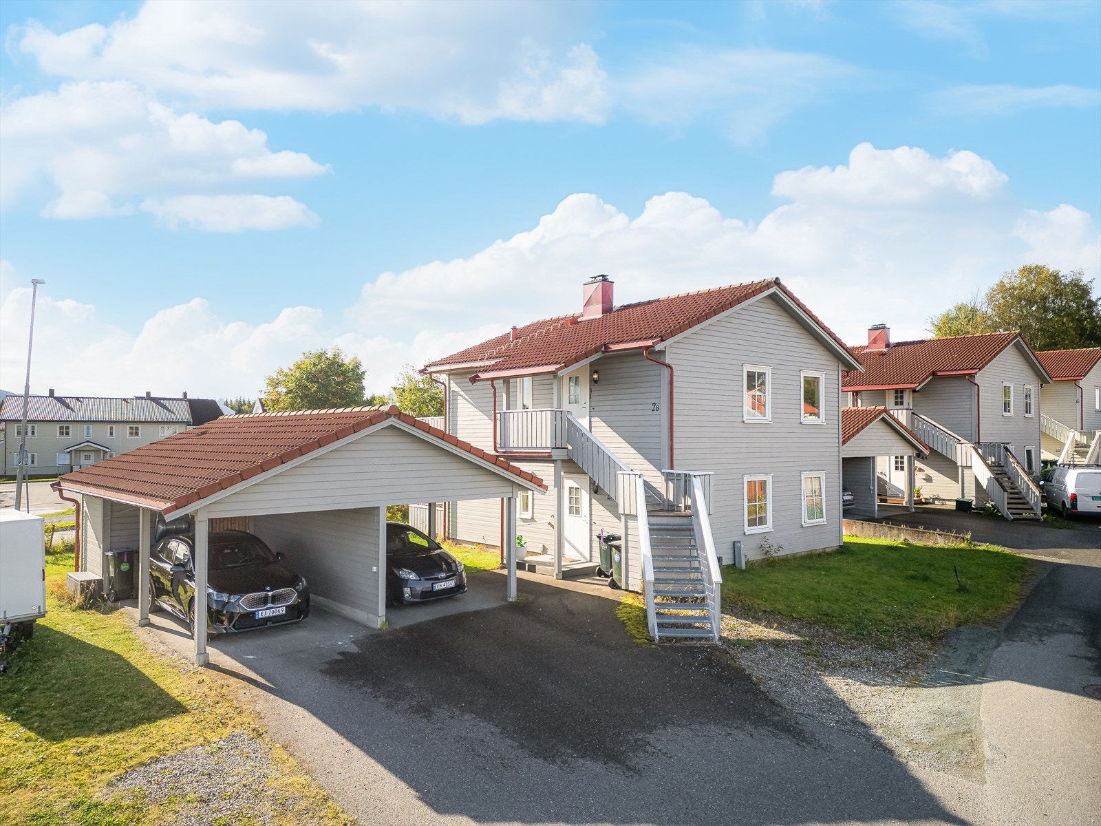 Med boligen følger biloppstillingsplass i carport, samt på tomten. I bakkant av carporten er det i tillegg en bod på 5 kvm. Galleribilde
