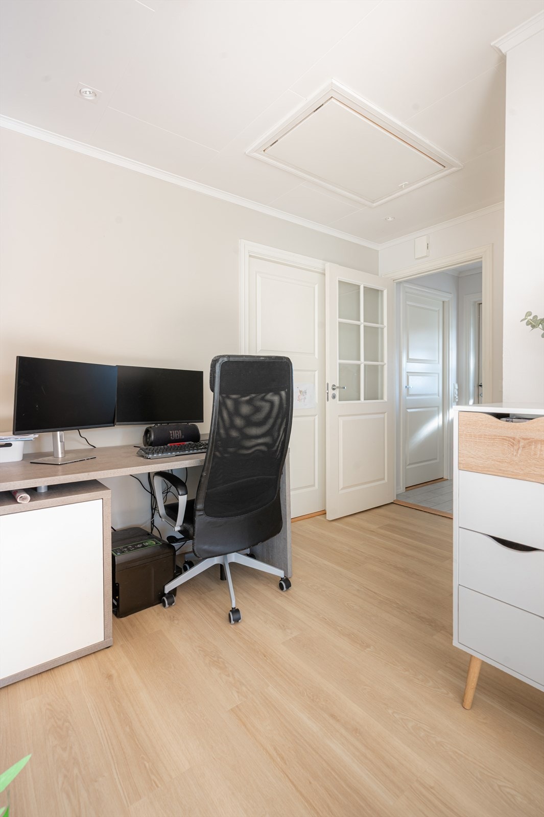 Gangen har et areal på ca. 5,5 kvm og er i dag brukt som kontor, men kan enkelt møbleres etter behov. Galleribilde