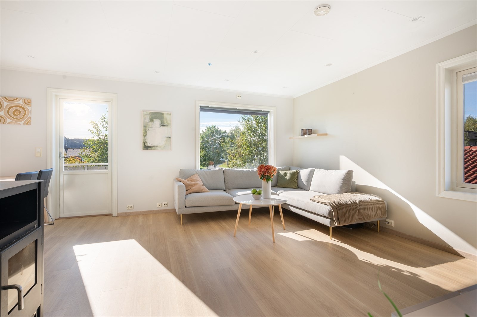 De mange vindusflatene gir godt med naturlig lysinnslipp og gir en god atmosfære i rommet. Galleribilde