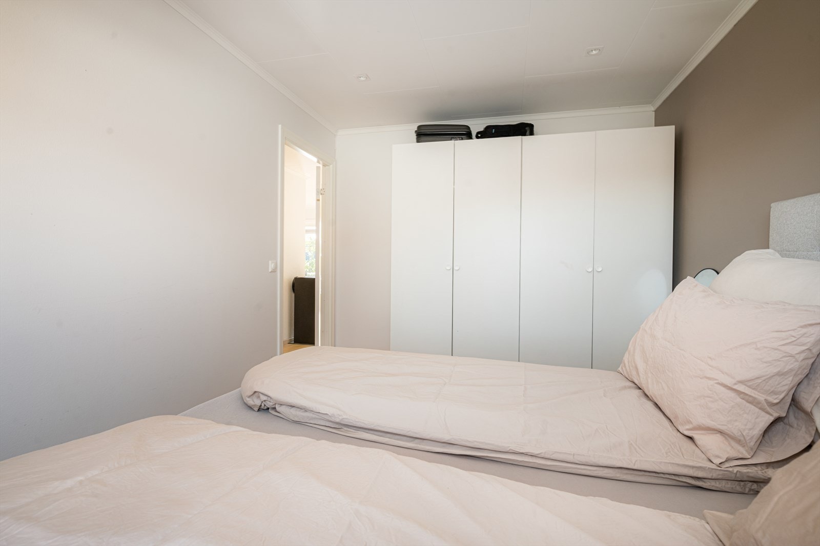 Det er også god plass til garderobeskap på hovedsoverommet. Galleribilde