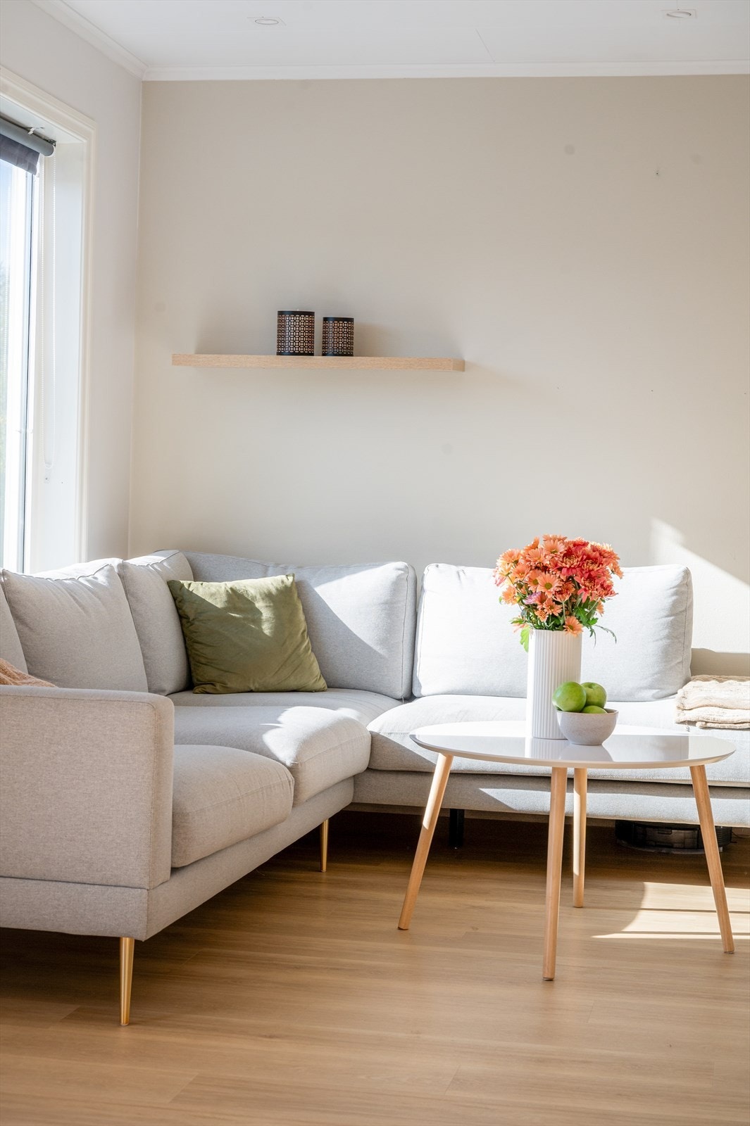 Det ble i 2025 lagt nytt gulv fra Berry Alloc på stue/kjøkken. Galleribilde