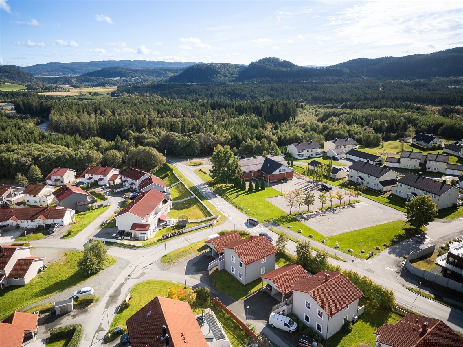 Dagligvarehandelen kan gjøres ved blant annet Rema 1000 og Coop Extra. City Syd ligger også i nærheten, og er Midt-Norges største kjøpesenter - bl.a. apotek, vinmonopol og flere spisesteder. Galleribilde