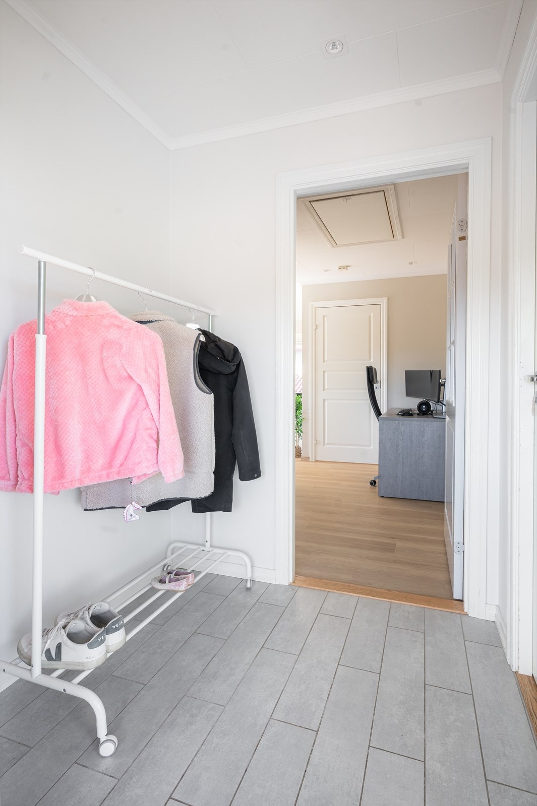 Man ønskes velkommen av en innbydende entrè på 2,5 kvm, med god plass til å sette fra seg yttertøy og sko. Galleribilde