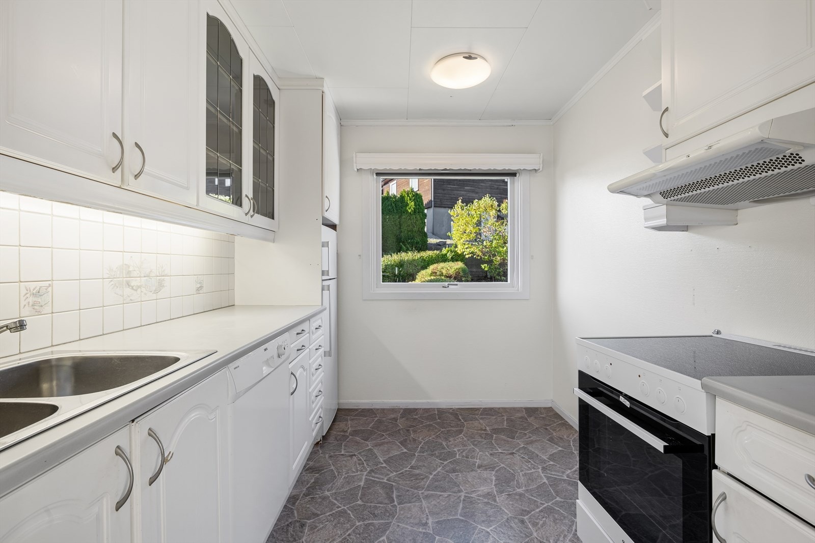 Kjøkkenet har plass til spisebord ved vinduet. Galleribilde