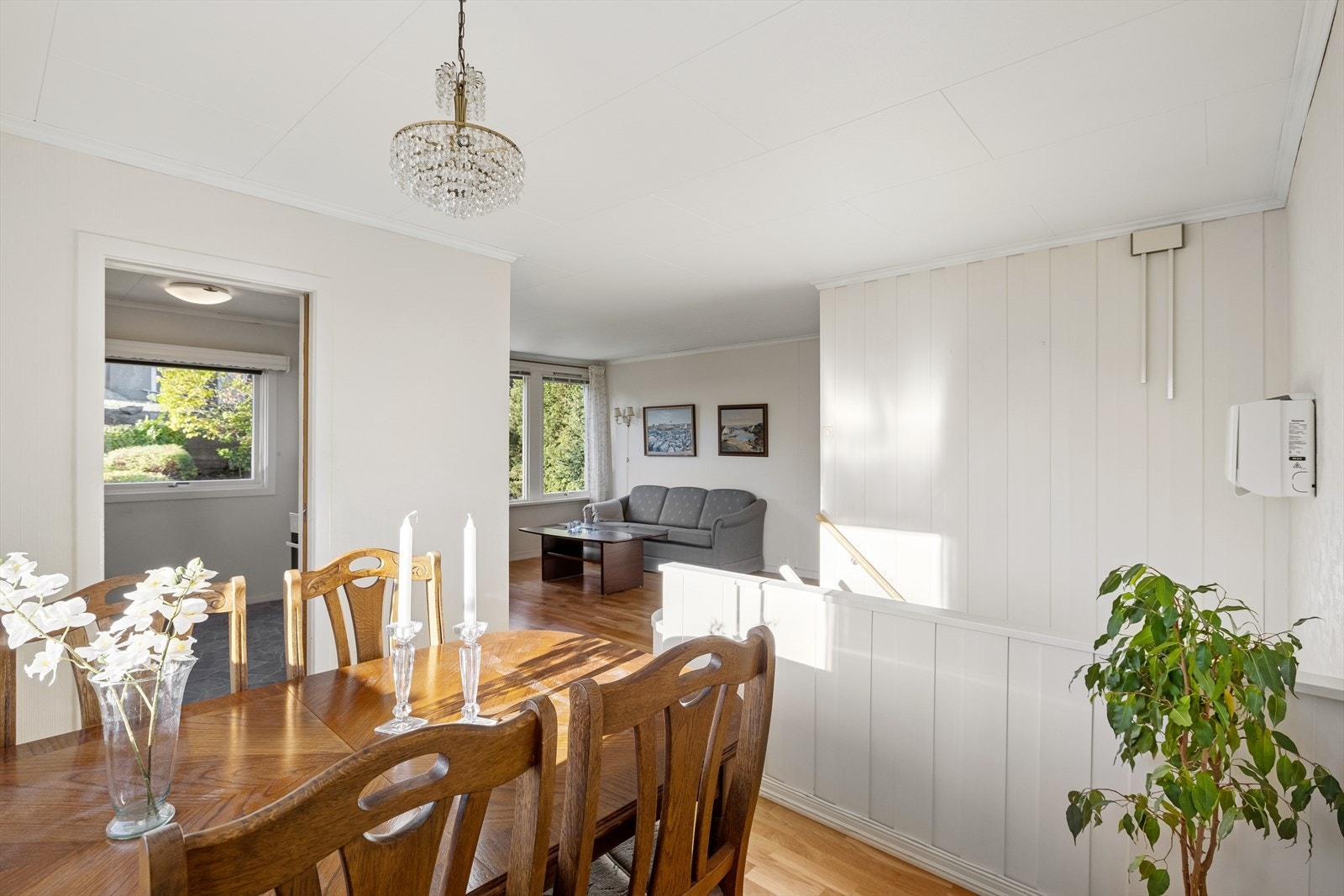 Her er god plass til mange rundt bordet både til hverdags og fest. Galleribilde