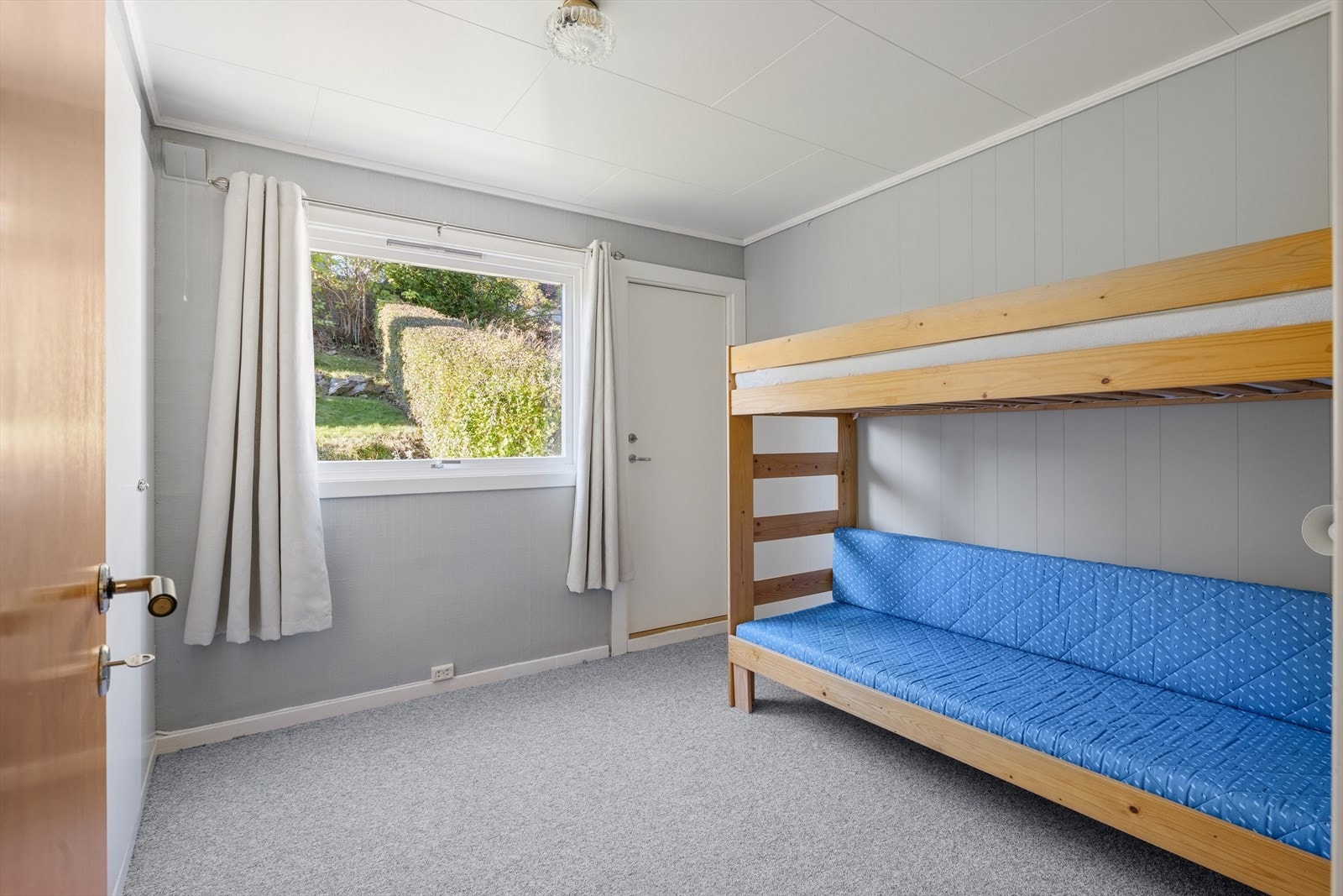 Soverom med utgang til hage. Galleribilde