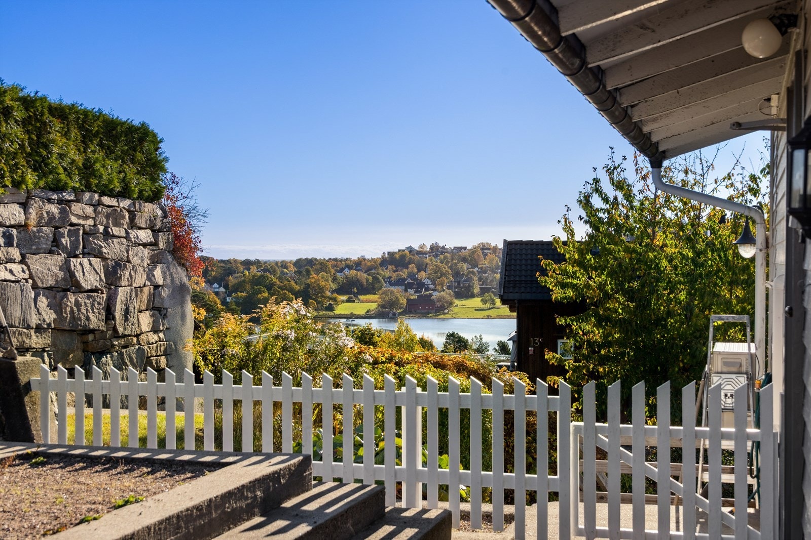 Utsikt til Kjosbukta fra inngangspartiet. Galleribilde