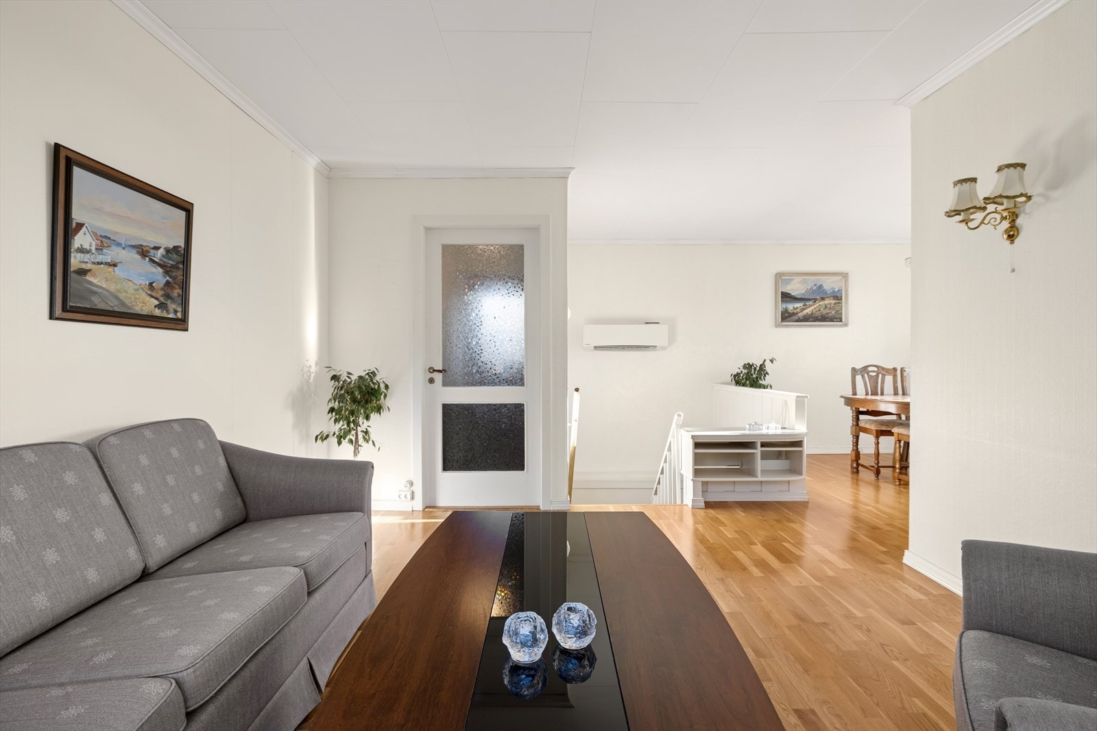 Stuen har parkettgulv og lyse vegger. Galleribilde