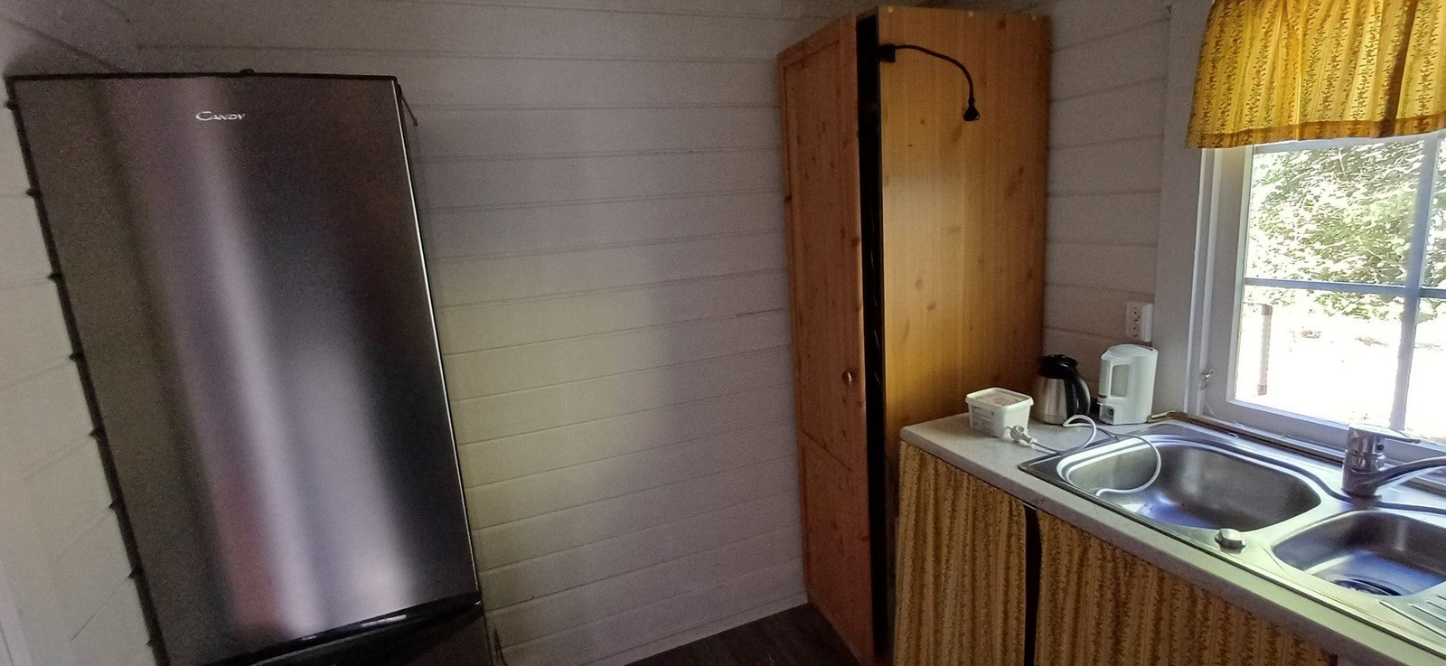 Kjø- og fryseskap og klesskap Galleribilde